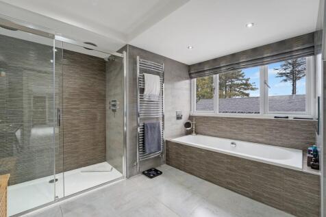Bedroom 1 En suite