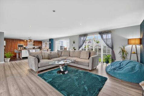 Lounge &amp; Dining room