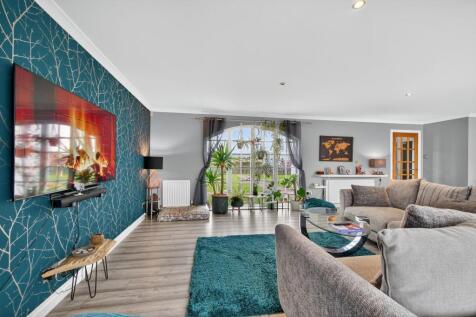 Lounge &amp; Dining room