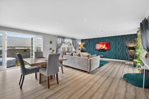 Lounge &amp; Dining room