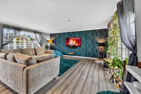 Lounge &amp; Dining room