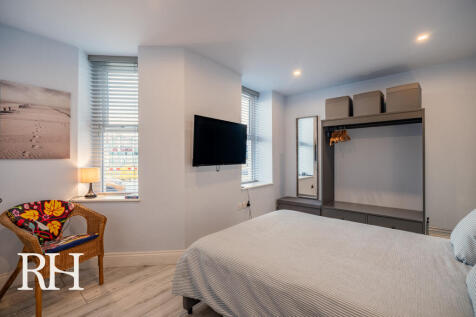 Front bedroom 