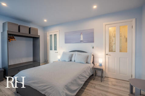 Front bedroom 