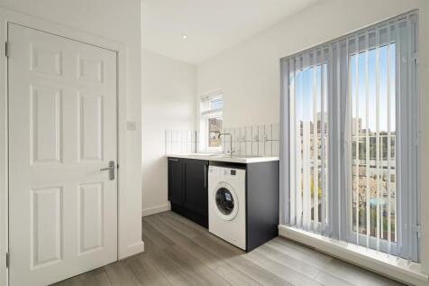 First Floor, 3 Tring Avenue - 0IS4RrSXxQF3E8eTd7AW