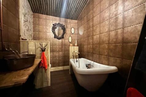 Bar Bathrom