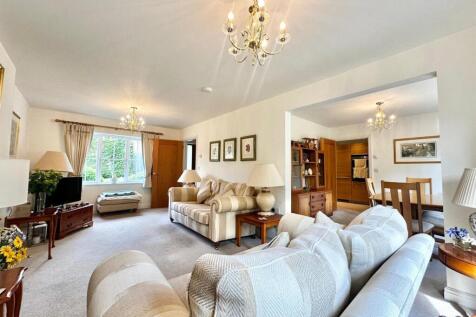 Lounge/Dining Area