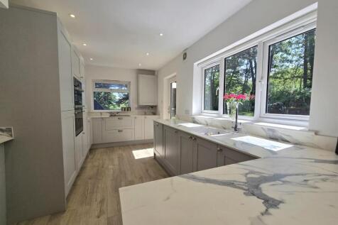 Kitchen 1.jpg