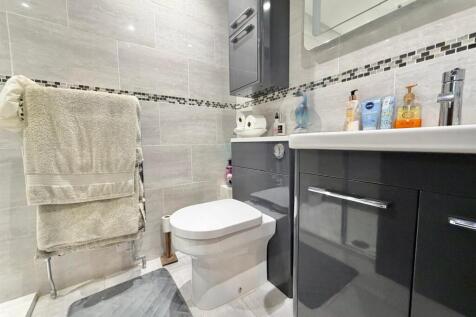 Main House - Bedroom One Ensuite