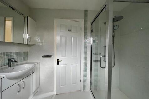 Master en-suite.jpg