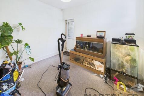 Flat 4 - Bedroom ...