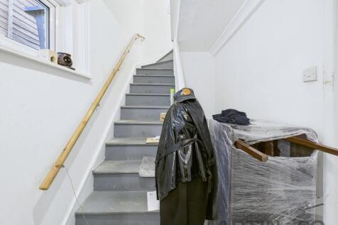 Flat 4 - Staircas...