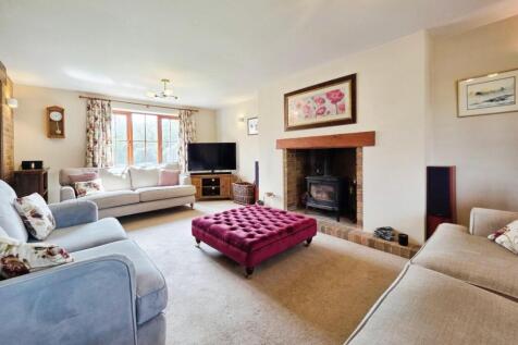 Living Room (3).jpg