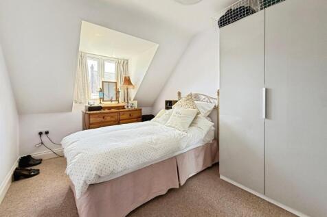 Bedroom (4).JPG