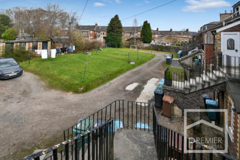 Shared garden and parking