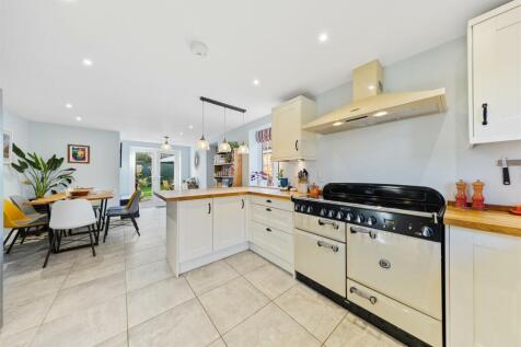 WhiteCottageWeb15.jpg