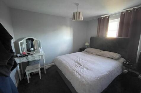 Bedroom 1.jpg