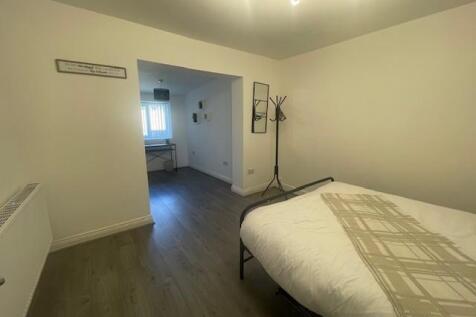 Bedroom 1.jpg