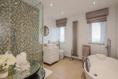 Luxury main bathroom