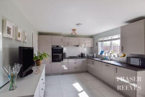 STUNNING KITCHEN (WITH SEPARATE UTILI...
