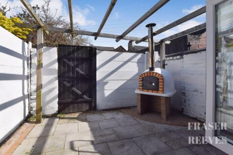 SUNNY COURTYARD
