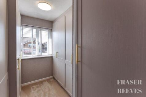 Bed 4/dressing room.