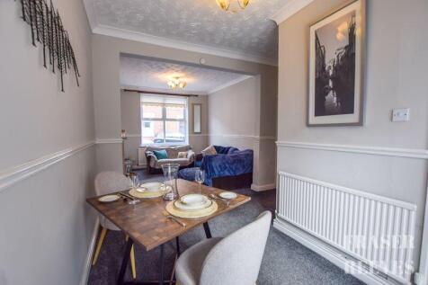 open plan living room / dining area