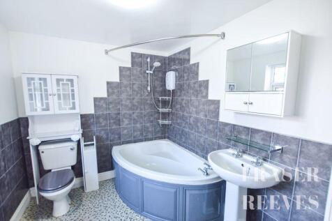 first floor family bathroom