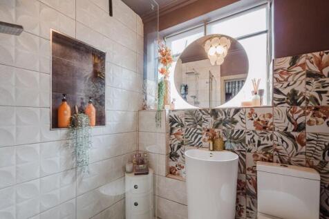 GROUND FLOOR SHOWER ROOM