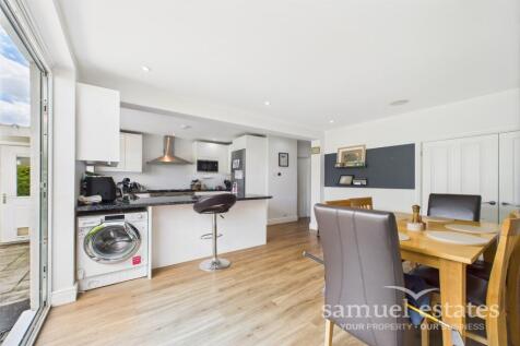 Kitchen / Dining Roo
