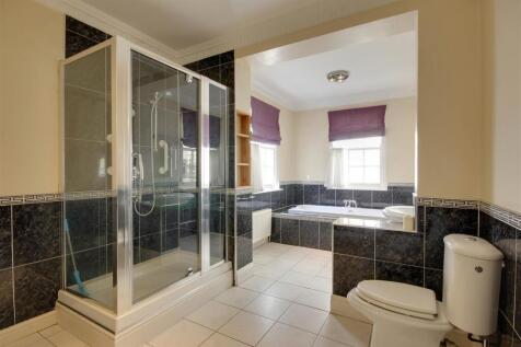 En-suite Bath/Shower Room