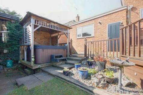 Hot Tub &amp; Pergola