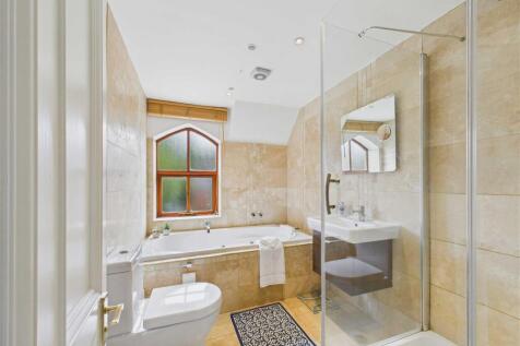 En-suite Bath/Shower Room