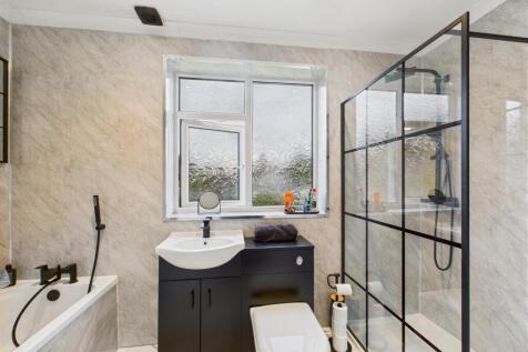 En-Suite Bathroom
