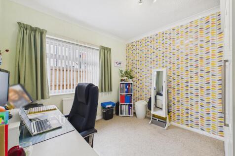 Bedroom 5 / Office