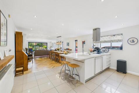 Open Plan Living/Dining Kitchen