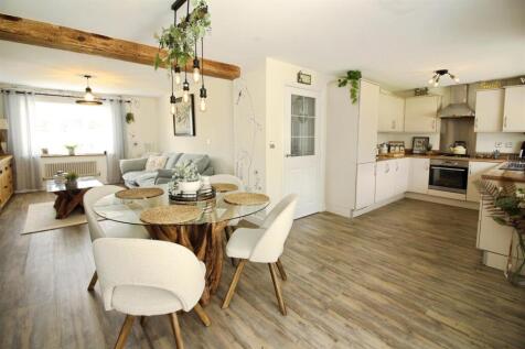 Open Plan Living/Dining Kitchen