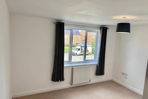 Main Bedroom 3.98m (13&#39;1&#34;) X 3.80m (12&#39;6&#34;)