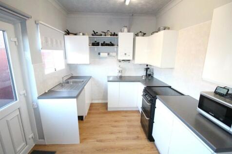 14 Chatsworth Gardens-Kit1.JPG