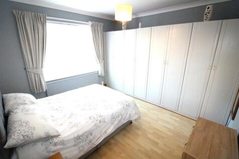 14 Chatsworth Gardens-Bed1.JPG