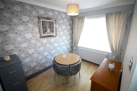 14 Chatsworth Gardens-Bed2.JPG