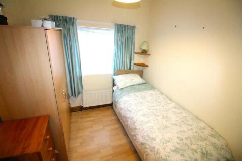 14 Chatsworth Gardens-Bed3.JPG