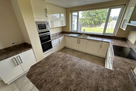 Fitted Kitchen / Breakfast