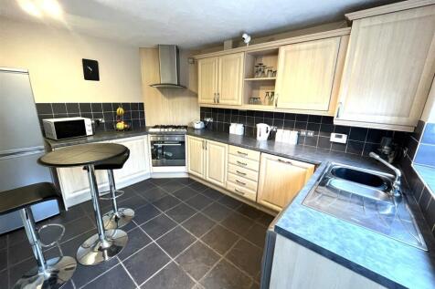 Modern Fitted Kitchen / Breakfast Room