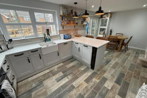 Modern Fitted Kitchen / Diner