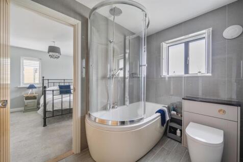 Jack &amp; Jill Family Bathroom