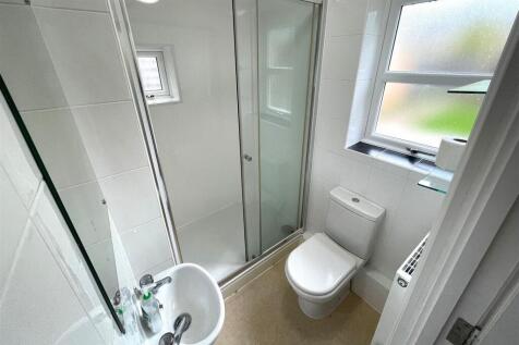 98-BATHROOM.jpeg