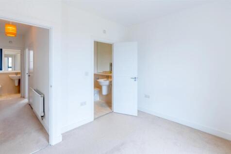 En-suite bedroom.jpg