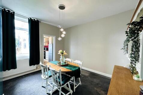 Dining room 1.jpg