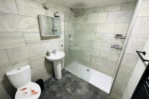 family bathroom .jpg