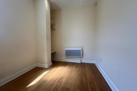 holly house bedroom1.jpg